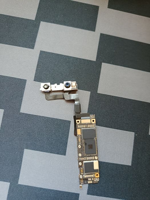 Płyta główna od iPhone11 z przednią kamerką lub bez