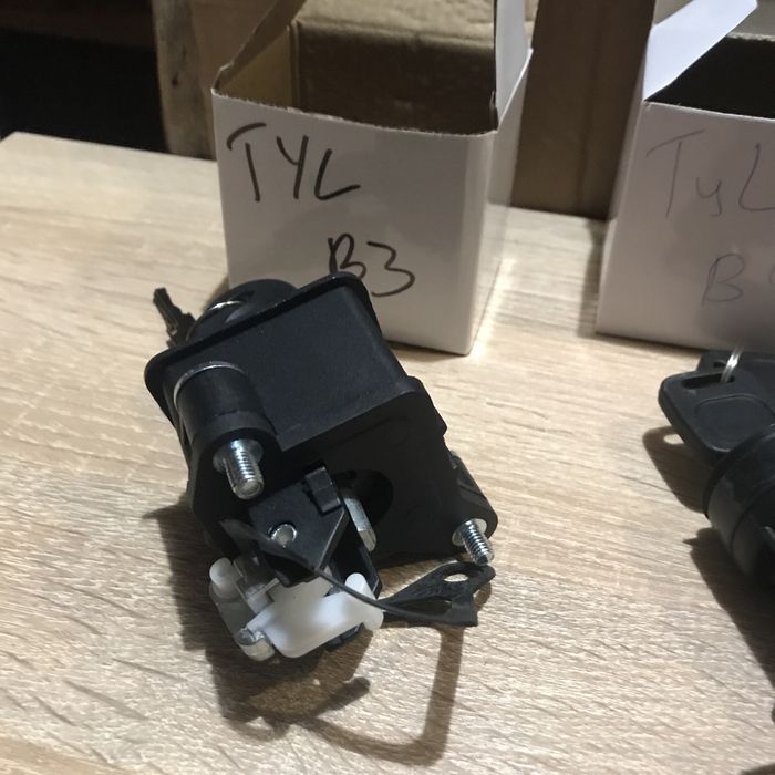 Пассат б4 Б3 кнопка багажніка Passat B3