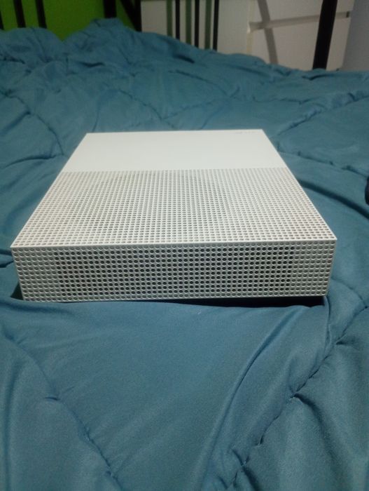 Xbox one s  1TB w 100% sprawny