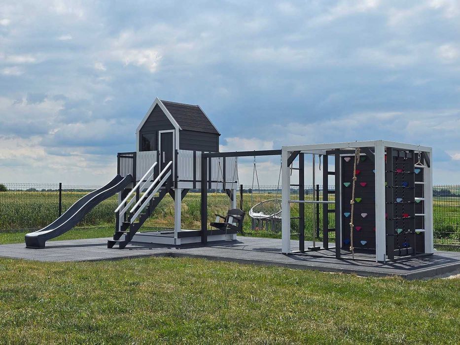 Plac zabaw "mała stodoła" z dużym podestem i małpim gajem, domek