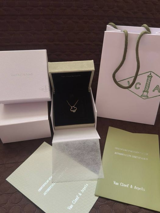 Złoty naszyjnik Van Cleef & Arpels Alhambra z czarnym środkiem