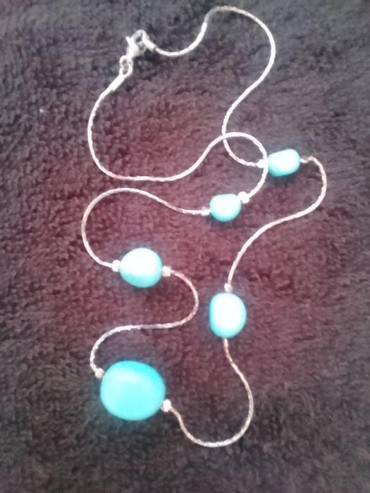 Fio em prata com pedras azul turquesa
