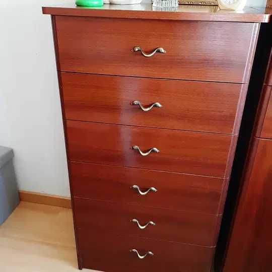 Dois moveis com gavetas e portas.