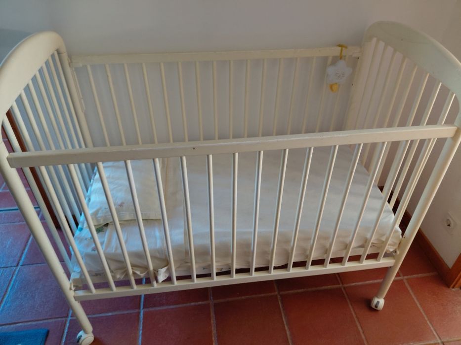 Berço branco para bebé