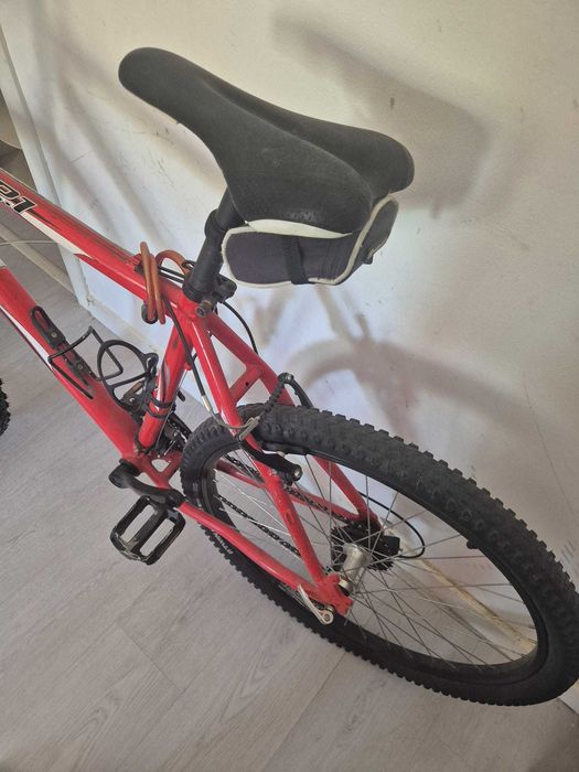 bicicleta vermelha 7 velocidades traseiras e 3 dianteiras