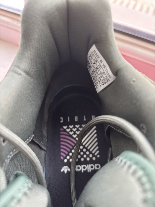 Продам оригинальные термокроссовки Адидас