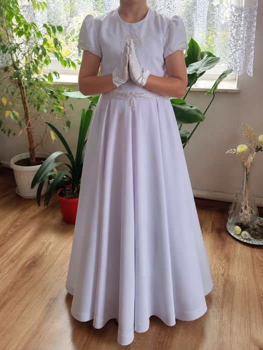 Sprzedam piękną albę Alba komunijna 
Alba prezentuje się wyjątkowo elegancko i delikatnie. Posiada ozdobne diamenciki na rękawkach oraz w pasie, które