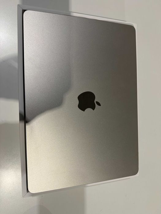 Praktycznie nowy MacBook Air model a2681