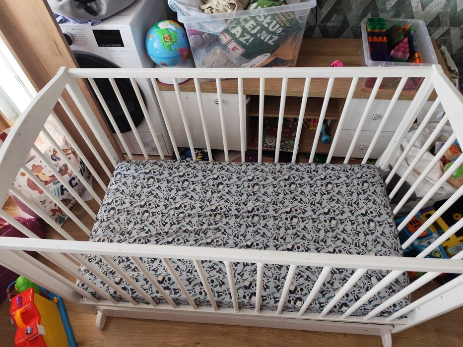 Łóżeczko dziecięce z bujaniem i materacem