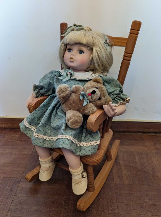 Boneca de Porcelana com Cadeira de Baloiço