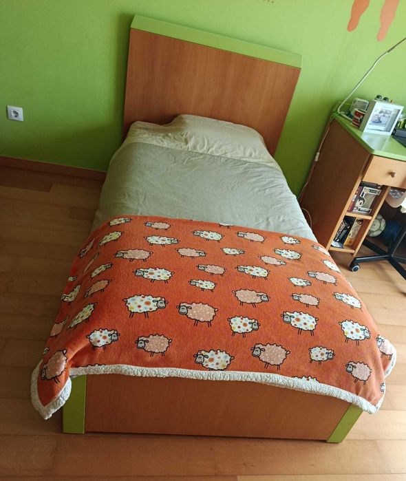 Quarto Infantil/Juvenil Evolutivo: Cama, Secretária, Mesa de cabeceira e Estante. URGENTE
