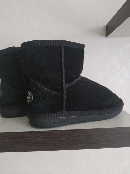 Продам уги на дівчинку, або хлопчика