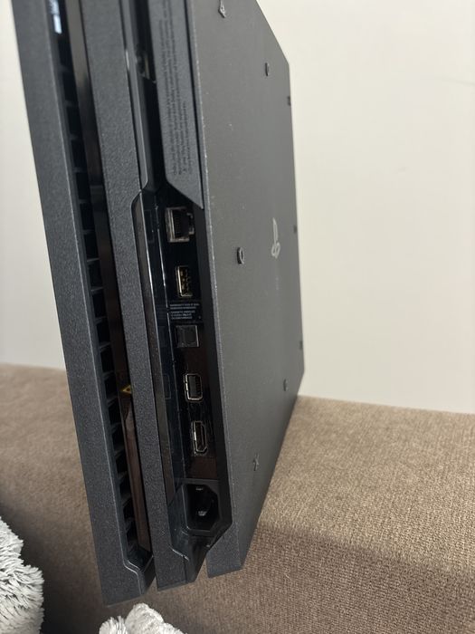 PS4 Pro 1TB + Comando + Cabos | Bom Estado