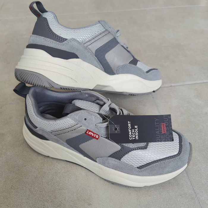 Продам оригинальные кроссовки Levi's 40 р