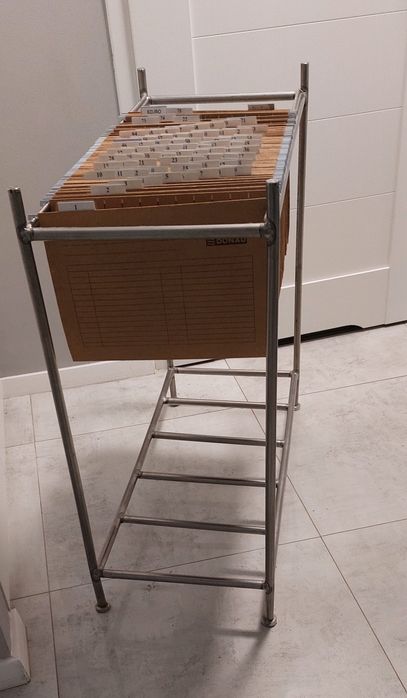 Metalowy stojak na dokumenty. Ręczna robota.