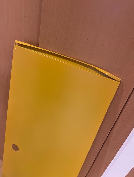 Movel amarelo em aço