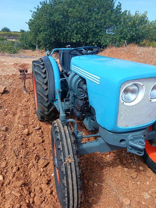 Trator echer com documentos.