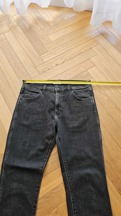 Jeansy Wrangler Larston, 33×30, stan bardzo dobry.
