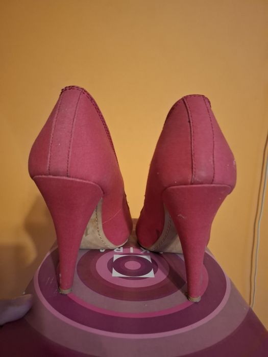 Zara- Czerwone materialowe buty na obcasie