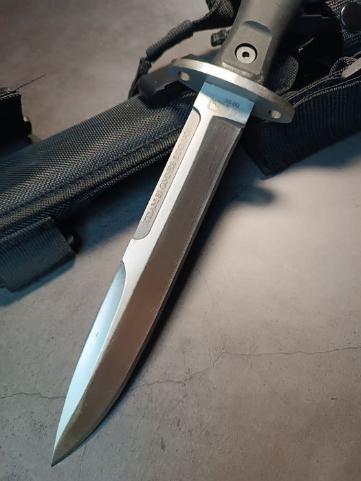 Ніж мілітарі тактичний Extrema Ratio 39-09 з кріпленням на ногу