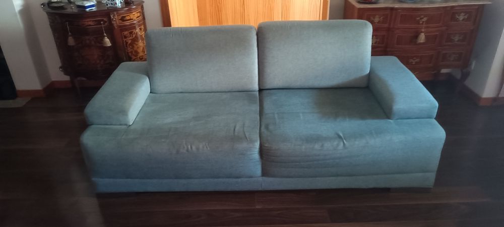 Sofá de 3 lugares.