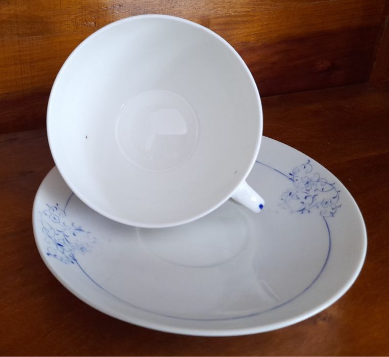 Conjunto chávena e pires da Fábrica de loiça Coimbra