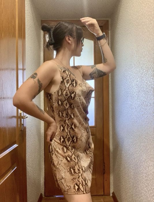 Коричнева сукня з змійовим принтом