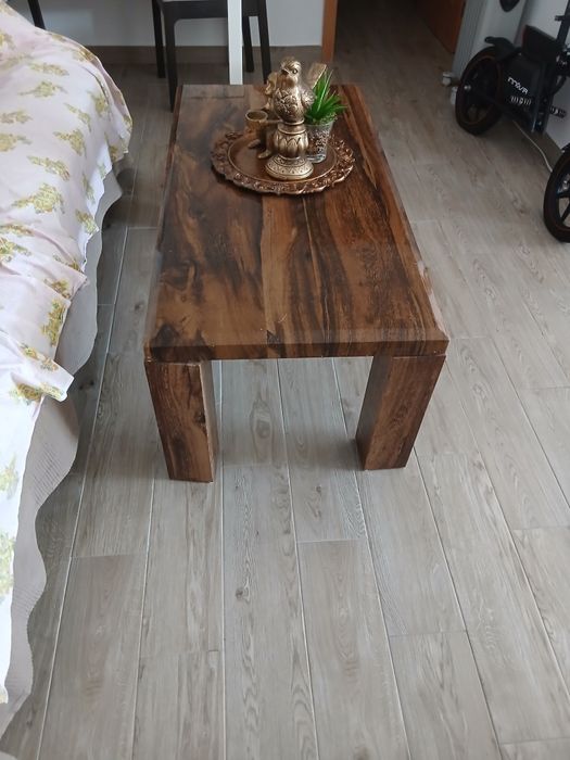 Mesa castanha de sala