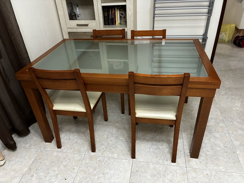 Mesa com 4 cadeiras extensivel