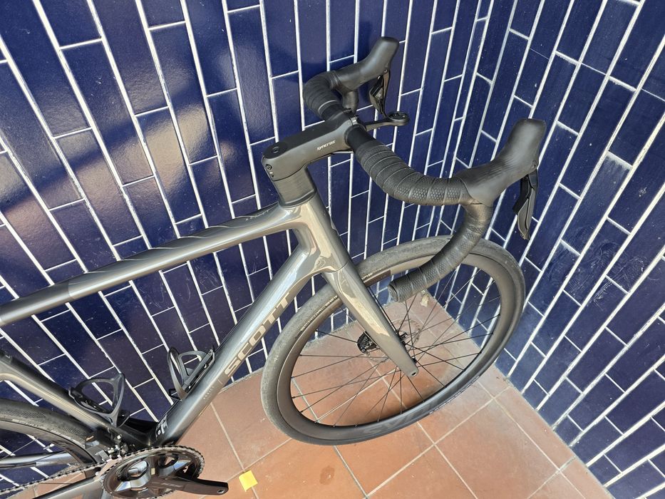 Scott addict m 105 di2 e rodas carbono