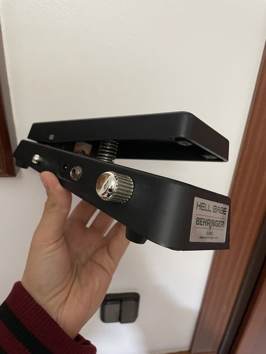 Pedal Guitarra/Baixo Wah Behringer Hell Babe