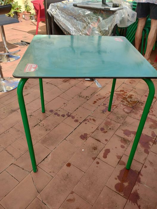 Mesa e duas cadeiras para jardim