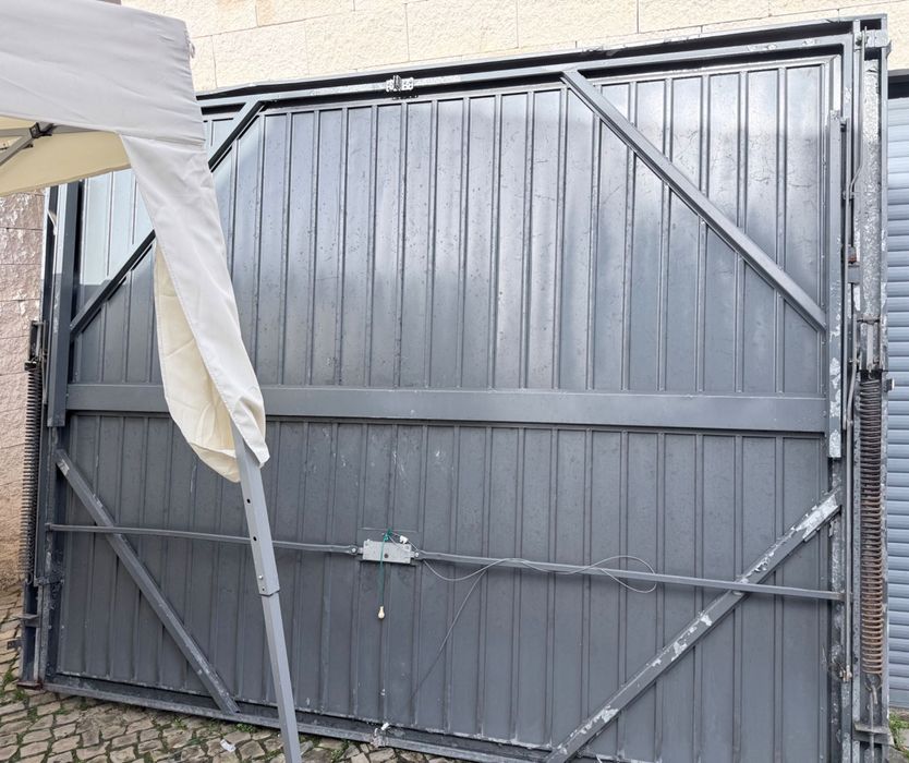 Portão basculante com motor