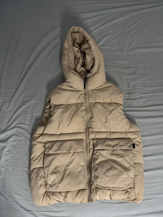 Colete beje, ótimo para noites de verão