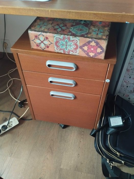 Secretária e gavetas