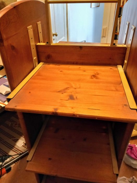 Estante de madeira vintage.