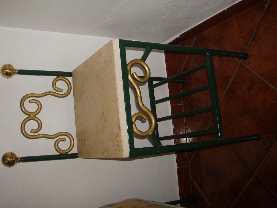 cama de ferro com mesa de cabeceira e candiero de teto
