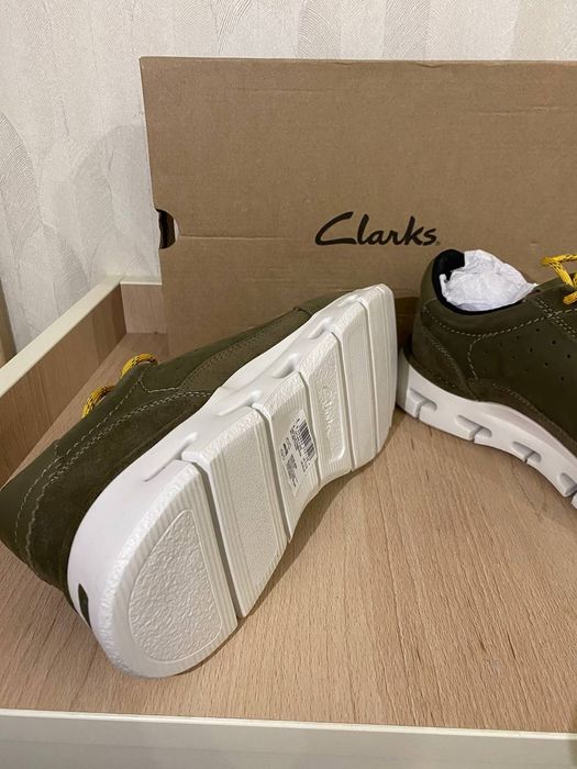 Clarks nature x one Dark olive 
Розмір 41,5 EUR, на стопу 270мм
Нові!