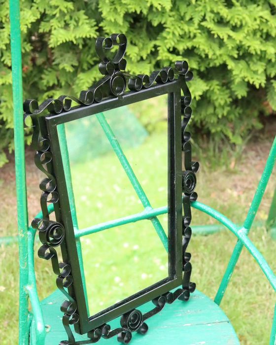 Piękne stare lustro metaloplastyka