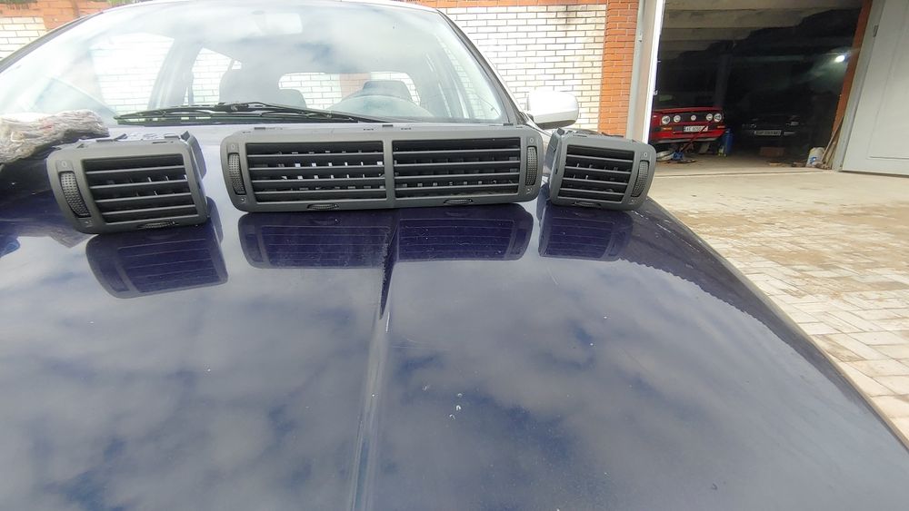 Дефлектор центральний лівий правийpassat B5 b5.5 кольору