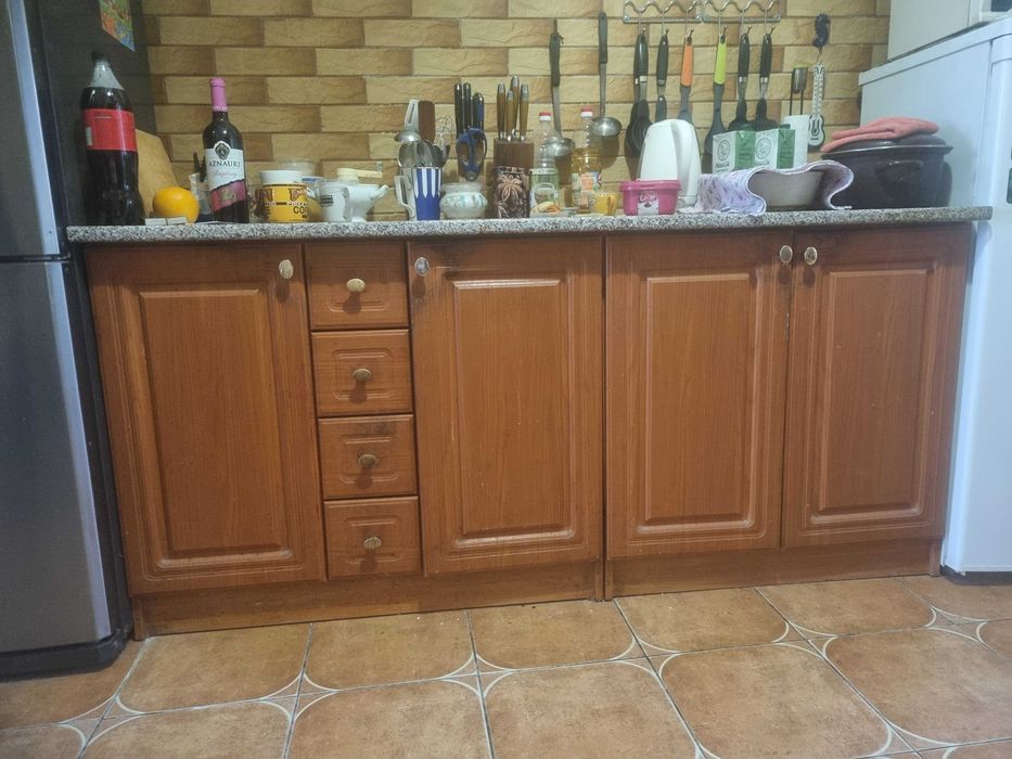 Кухонні меблі: дві тумби та три підвісні шафи