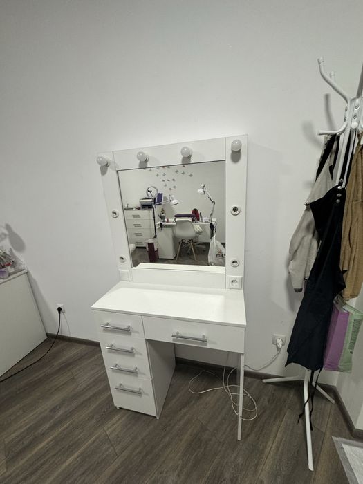 Стол маникюрный, кресло для педикюра, стол бровиста