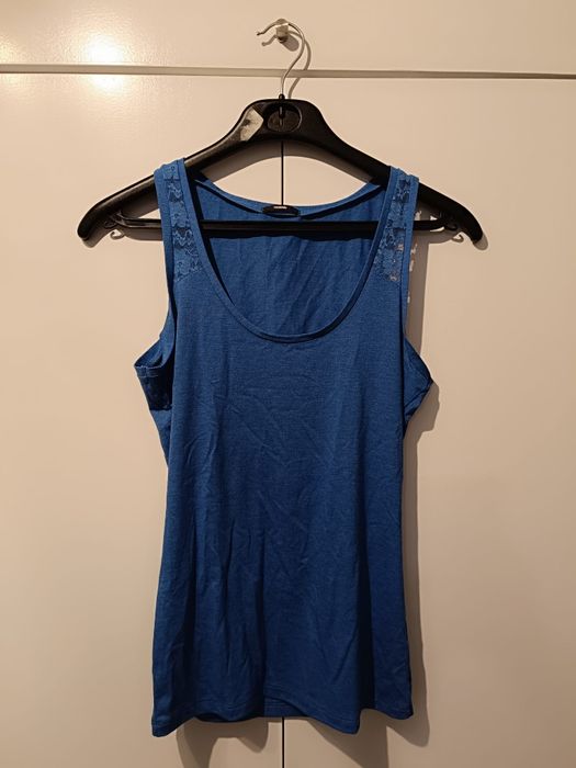 Top tezenis com pormenor de renda