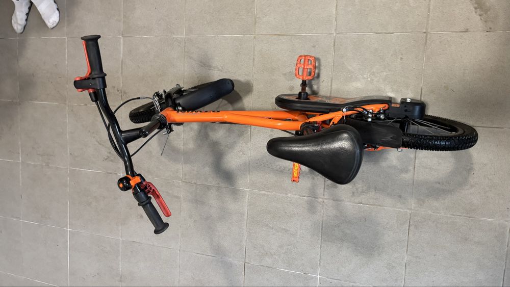Bicicleta de criança laranja