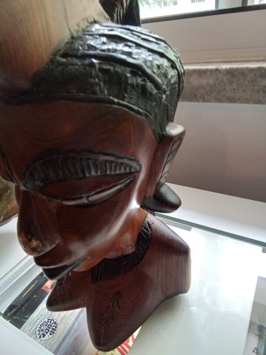 Escultura decoracao/ suporte livrosmadeira maciça.
