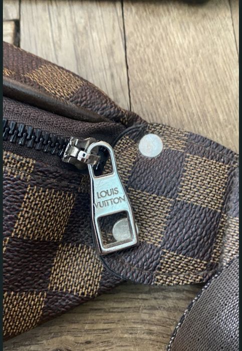 Сумка на пояс бананка LOUIS VUITTONта Hugo BOSS