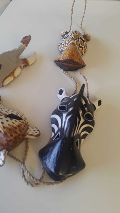 Conjunto de máscaras de animais - peças artesanais de Angola