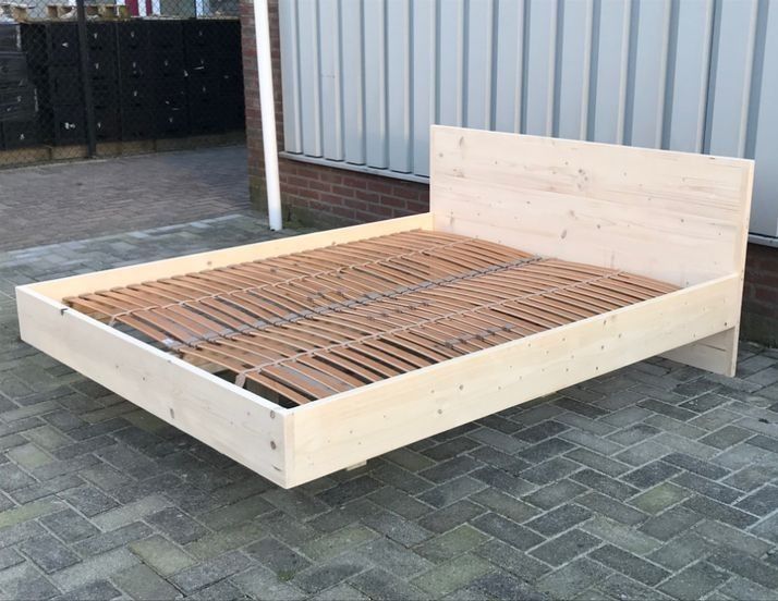 Виготовлення меблів під замовлення ліжка садові меблі стелажі