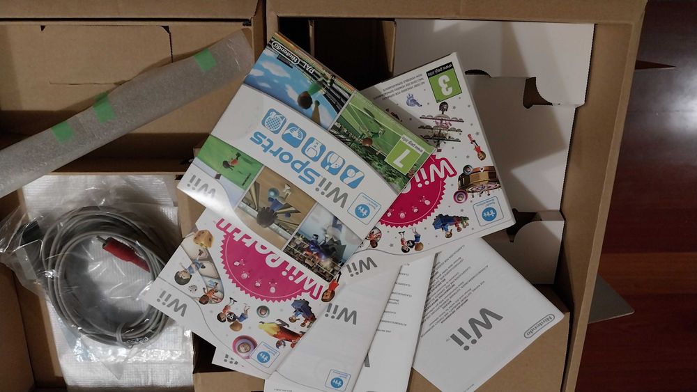 Nintendo Wii Family Box – Box Only / Accessories / Two Games64283925405314123