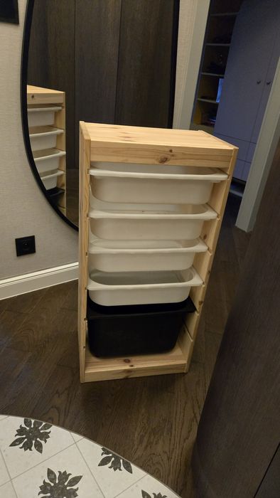 Regał TROFAST z pojemnikami